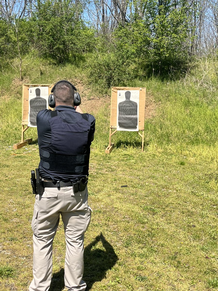 barrier700's tweet photo. Great week for our newer officers as they increase effectiveness through relationship building &amp; maintaining proficiency in tactics. Ofc Green is teaching a leadership course for young men in elementary school. Ofc Willoughby brushing up on tactics. Great job guys #SROsMatter https://t.co/BXn4oYFpR6
