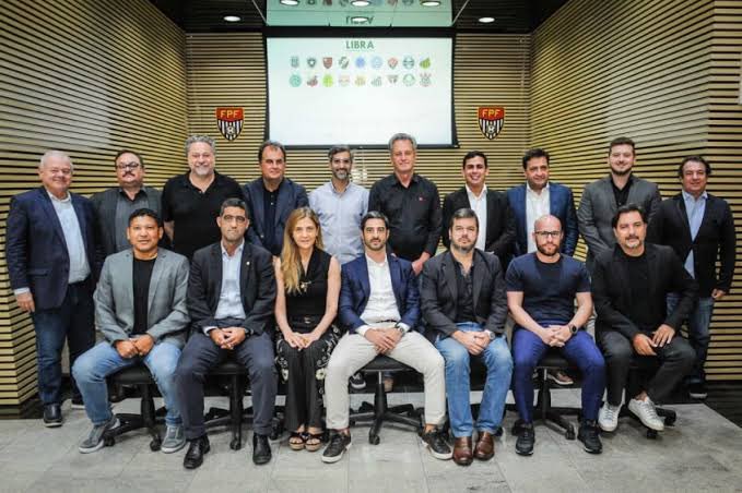 futebol_info's tweet photo. Criação do 'Eixo RJ-SP' cria rusgas na Libra.

Os 8 grandes clubes de RJ e SP (Botafogo, Flamengo, Fluminense, Vasco, Corinthians, Palmeiras, Santos e São Paulo) se uniram para fazer cobranças sobre a Medida Provisória das apostas esportivas e não incluíram os clubes dos outros Estados.

Para os demais clubes, que nem foram consultados, a atitude pareceu a criação de um subgrupo.

🗞 @OGlobo_Esportes | @athosmoura 
📸 Rodrigo Corsi/FPF