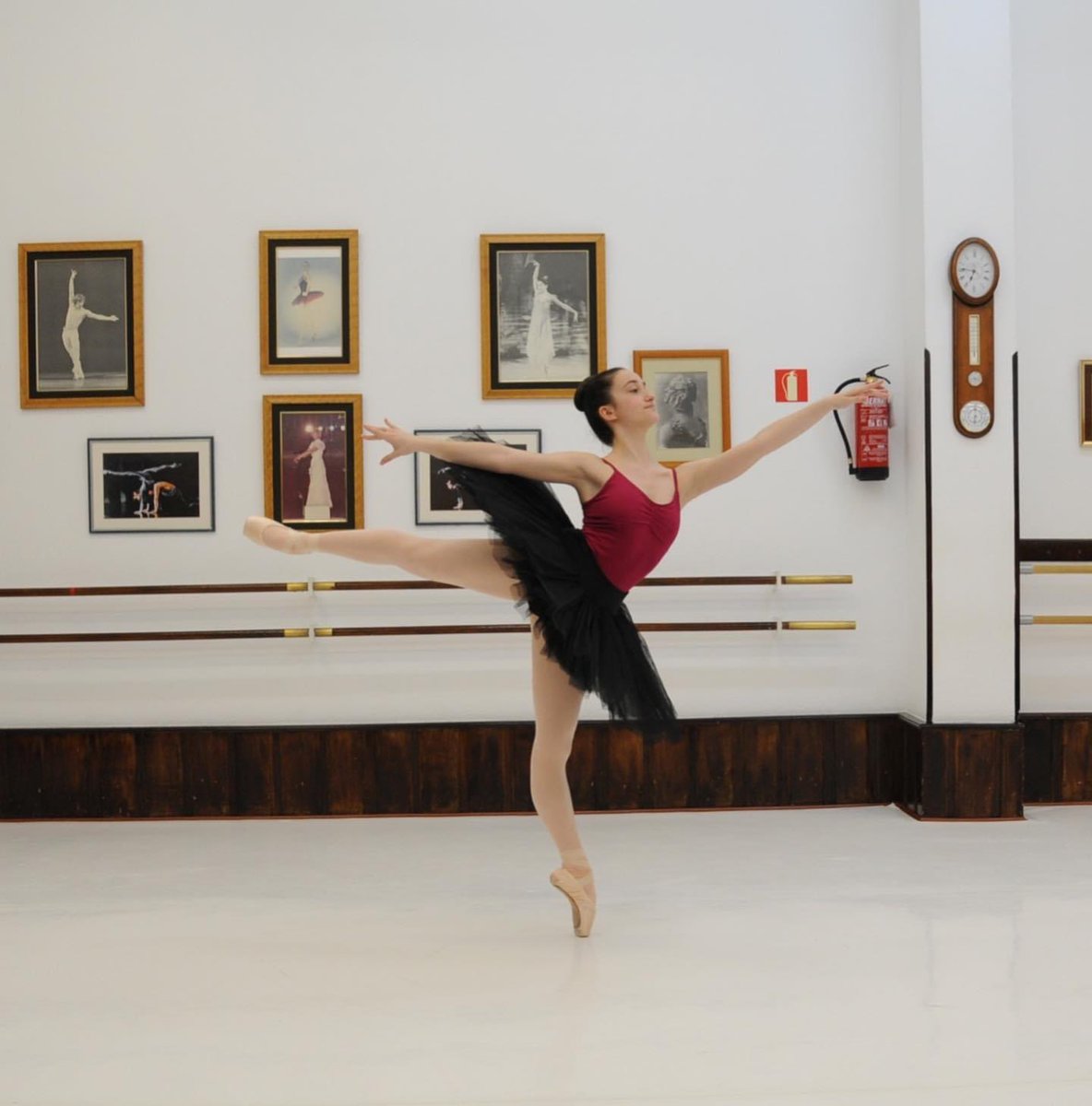 Ballet_A_Guzman's tweet photo. Enhorabuena a nuestra alumna Raquel!! SOBRESALIENTE en su examen de Octavo y Fin de Carrera de ACADE!!!
Muy felices de ver que el trabajo, la constancia y el esfuerzo de los maestros y bailarines tiene su recompensa 🤩🌟❤️
@mariaeuropa @africa_guzman 
#escueladeballetafricaguzman https://t.co/yFM69BNM1K