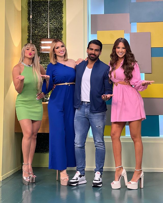 Canal_Televen's tweet photo. Una #Vitrida variada🤩
#AdrianaMarval #JesusDeAlva #KatherineMartinzzrg y #AnmarieCamacho recibieron en el estudio a tres invitados de lujo: #AranOne, #JoseGremo y al #ChefPaez
Mañana te esperan a las 10:00 am.
#Televen https://t.co/pTb83VhT2P