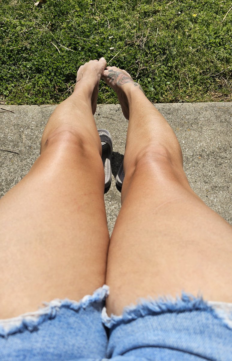 tease_caramel's tweet photo. Gotta get these legs tanned
https://t.co/rKj1BL88iT https://t.co/qog6JKc1IK