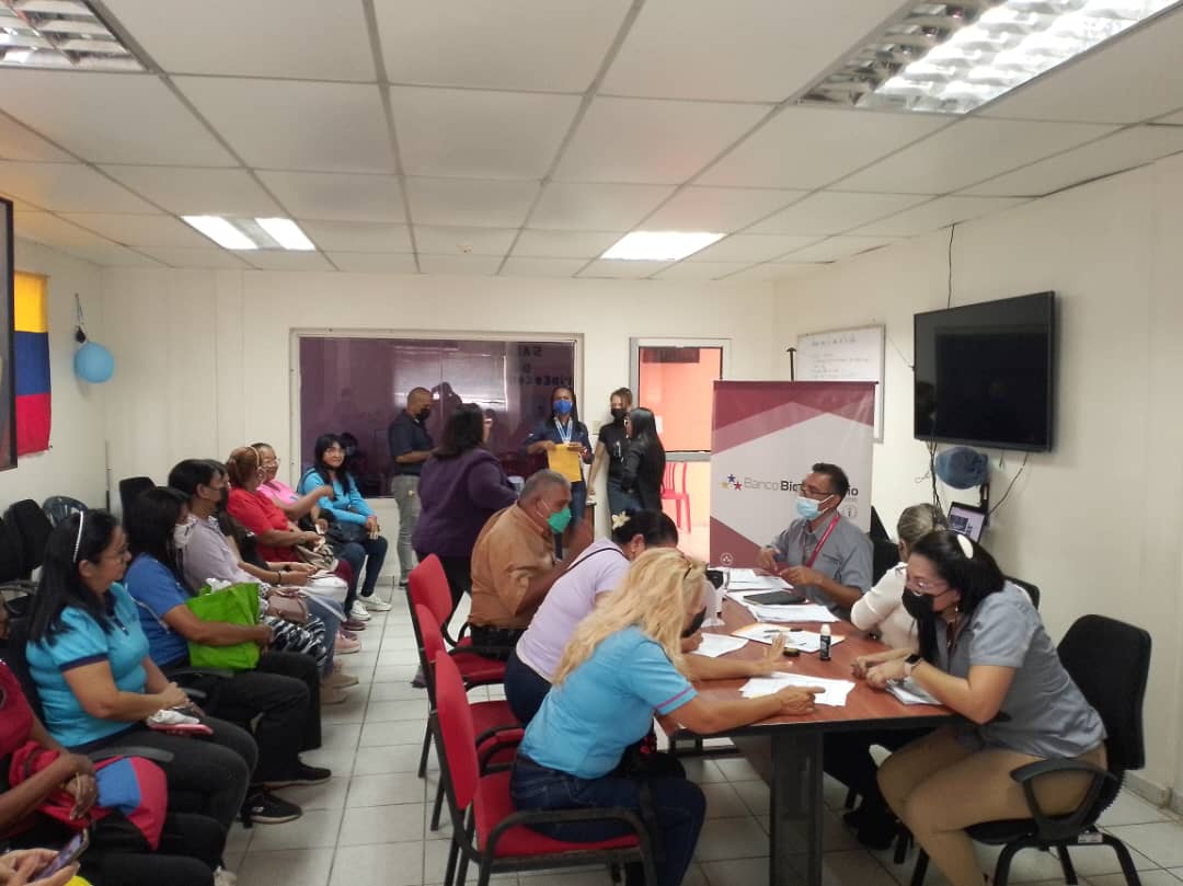 La Directora del CDCE Anzoátegui Prof. <a href="/mireya_molero/">Mireya Molero</a> en Articulación con La Gerente Regional del Banco Bicentenario sede Nueva Barcelona Licenciada Nilda Marquez, llevaron a cabo una Jornada para atender al Personal adscrito al @MPPEDUCACION en los diferentes trámites bancarios