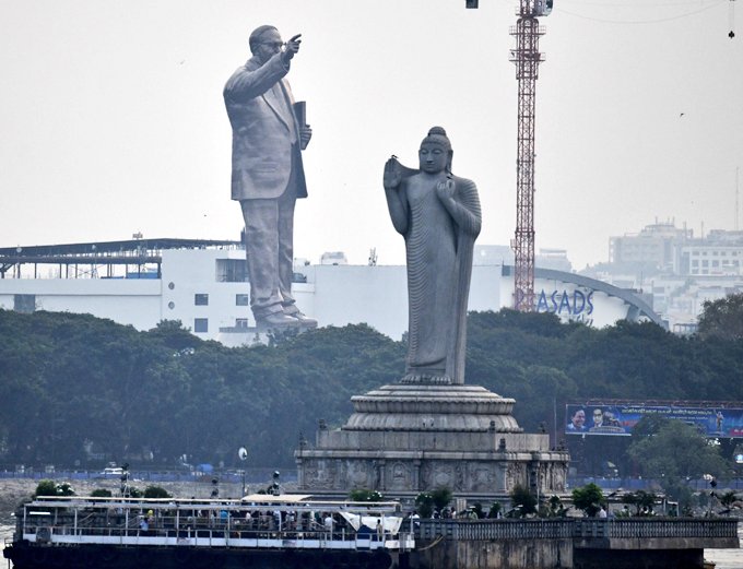 mission100pluss's tweet photo. World's biggest social reformers in one frame.
#BabasahebAmbedkar and #GauthamBuddha https://t.co/5Lor08qrwB