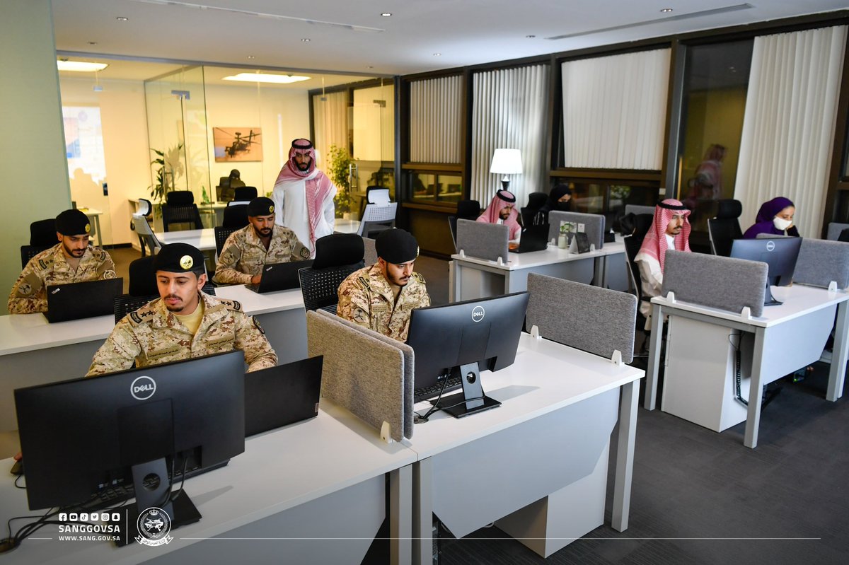 sanggovsa's tweet photo. الأمير #عبدالله_بن_بندر وزير الحرس الوطني يدشّن مقر مركز الاتصال والإعلام 
بـ #وزارة_الحرس_الوطني ، حيث استمع سموه لشرح من قبل الأستاذ رائد المطيري المشرف العام على المركز عما يضمه المركز من إمكانات وكفاءات بشرية وتقنيات حديثة تدار بكوادر وطنية مؤهلة. https://t.co/qKlZrOS8El