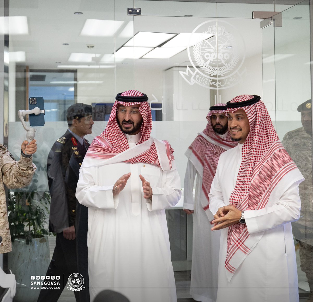 sanggovsa's tweet photo. ثم قام سموه بجولة داخل المركز واطلع على أقسامه التي ضمت العمليات الرقمية ، والمحتوى ، وقسم الإنتاج المرئي ، كما اطلع سموه على طبيعة عمل إدارة الاتصال وصنعها للأفكار والنشاطات والمناسبات الرسمية والفعاليات بما يتواكب مع تطلعات الوزارة. https://t.co/zAqWdymlLn