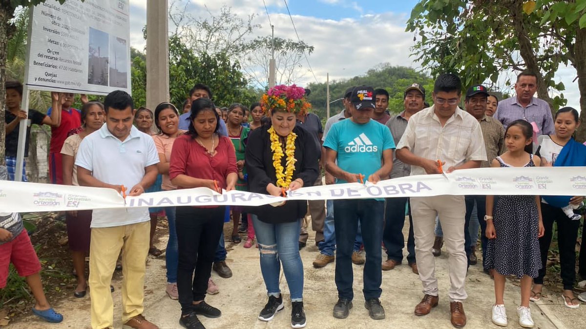 GOrizatlan's tweet photo. Alcaldesa @erikasaabl inaugura obras de pavimentación y ampliación de red de distribución eléctrica en la localidad de Tepetzintla II por un valor de más de un millón de pesos.

¡Grande, Orizatlán ES! https://t.co/oyxBe9UAod
