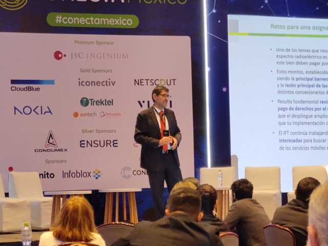 newslinereport's tweet image. #CONECTAMÉXICO2023: PANORAMA DEL #ESPECTRO #RADIOELÉCTRICO EN #MÉXICO PARA #5G

Alejandro Navarrete Torres, Titular del @IFT_MX explica que actualmente en el #país hay 660 MHz de espectro asignados para #telecomunicaciones #móviles internacionales.

Nota👇🏻
plataformas.news/regulacion/not…