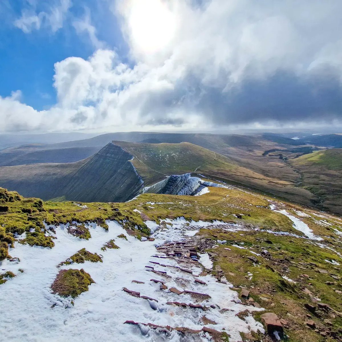 mattbound6's tweet photo. Cracking training day - morning in the Brecon Beacons, then afternoon climbing the Sugar Loaf in Abergavenny. 30km of climbs, running, hiking, in the bank 👍🏃‍♂️
#breconbeacons
#Abergavenny 
#trailrunning 
#hiking
#training
#bensaundersfoundation 
#58daystogo https://t.co/sLT7ifYOJv