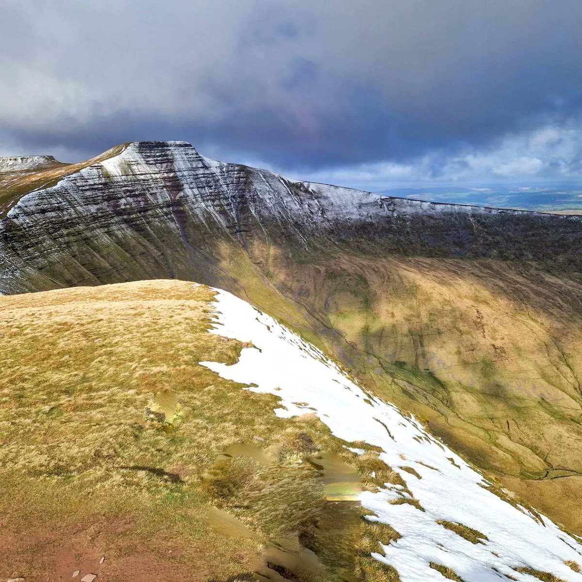 mattbound6's tweet photo. Cracking training day - morning in the Brecon Beacons, then afternoon climbing the Sugar Loaf in Abergavenny. 30km of climbs, running, hiking, in the bank 👍🏃‍♂️
#breconbeacons
#Abergavenny 
#trailrunning 
#hiking
#training
#bensaundersfoundation 
#58daystogo https://t.co/sLT7ifYOJv