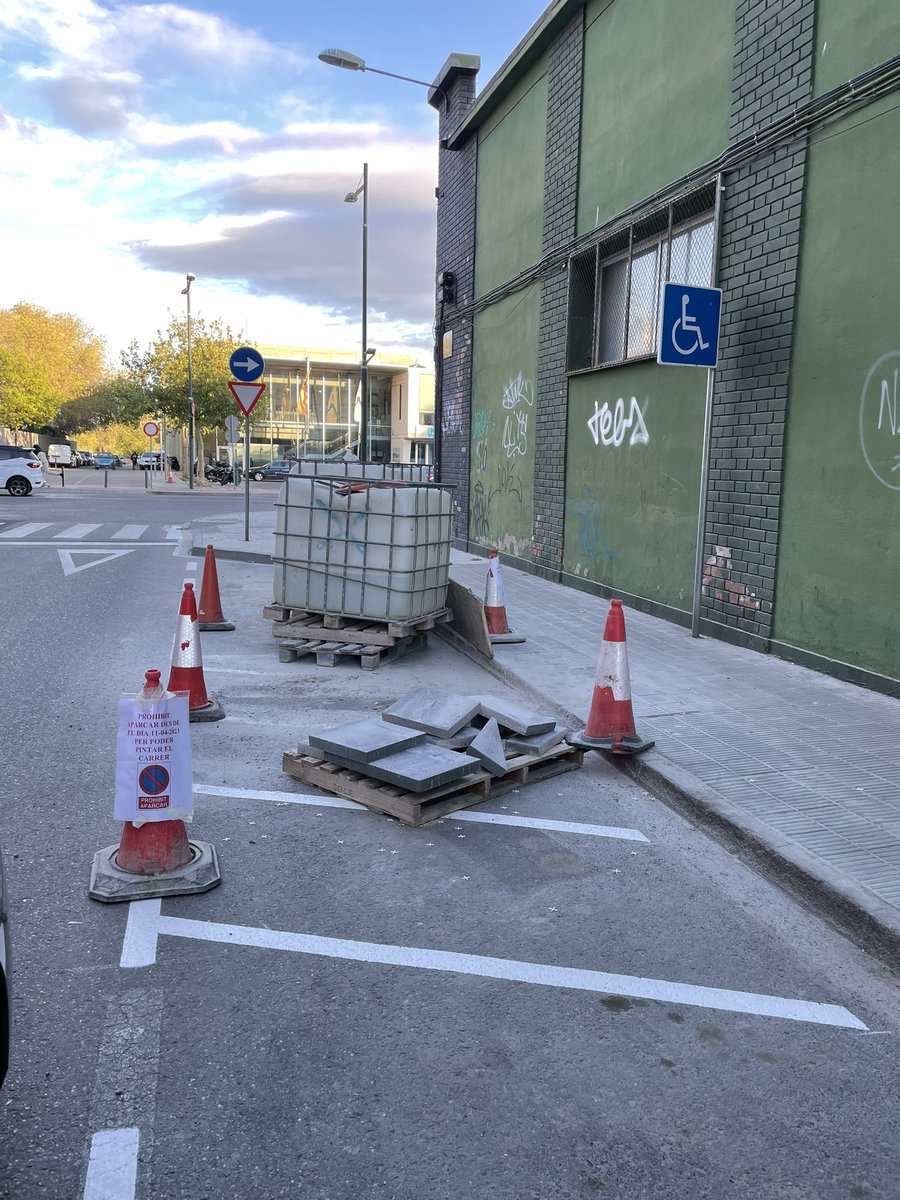 monicacharlesc's tweet photo. @antonipostius c/Girona,aparcament d’ús exclusiu x a persones amb mobilitat reduïda ocupat amb material de les obres q s’estan fent,de tots els llocs per aparcar (foto 3) s’ocupa aquest,no et fa vergonya?A ningú li ratlla això? Cap d’obra,urbana…??Res?
@paerialleida @MiquelPueyo https://t.co/oQDwsX06gB