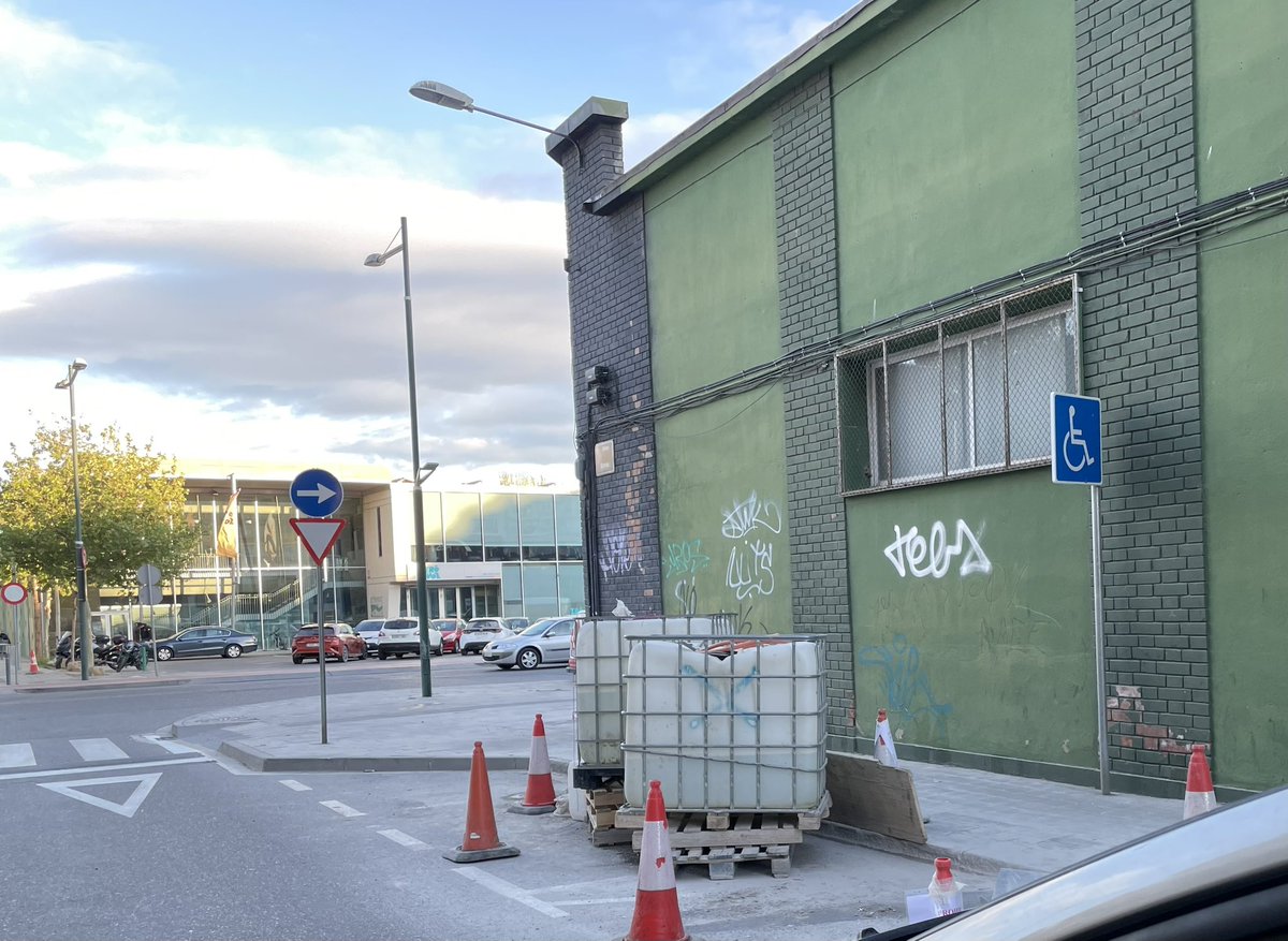 monicacharlesc's tweet photo. @antonipostius c/Girona,aparcament d’ús exclusiu x a persones amb mobilitat reduïda ocupat amb material de les obres q s’estan fent,de tots els llocs per aparcar (foto 3) s’ocupa aquest,no et fa vergonya?A ningú li ratlla això? Cap d’obra,urbana…??Res?
@paerialleida @MiquelPueyo https://t.co/oQDwsX06gB