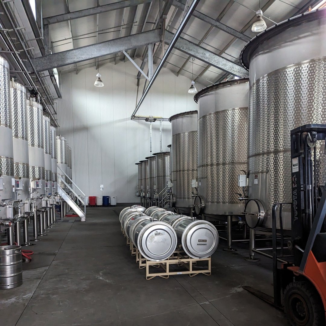 platypustours's tweet photo. Stainless steel tanks have become a popular choice for winemakers due to their ability to maintain a consistent temperature during fermentation. This temperature control is essential for producing high-quality wine that is consistent in flavor and aroma 🍷🌡️ #winemakingprocess https://t.co/mUrtiOqaJ3