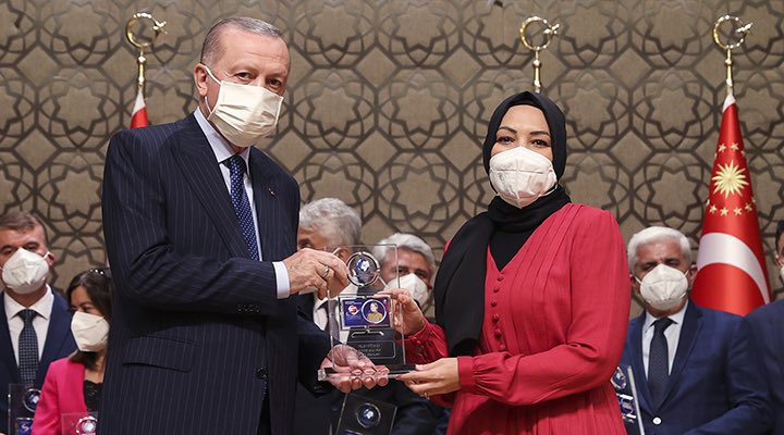 Toplaşın Hilal Kaplan ile ilgili anlatacaklarım var. Hatırlarsanız kendisi Ailenin Adı Yok' kitabı ile 'Yılın Kitabı' ödülünü Erdoğan ‘dan almıştı. İstanbul Sözleşmesi iptalini bu kitapla gerekçelendiren Hilal Kaplan bakın kendisi neler yapmış. Bugün öğlen saatlerinde evlilik