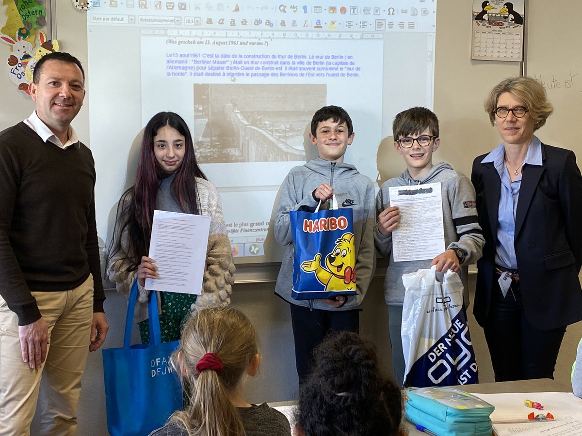 Remise de prix, au <a href="/CLGAnquetin/">Collège Louis Anquetin</a>, dans le cadre du quizz pour la journée franco-allemande ! 
Les 3 meilleures copies ont été récompensées par de petits lots pédagogiques et sucrés ! Félicitations 🎉 #Euroscol