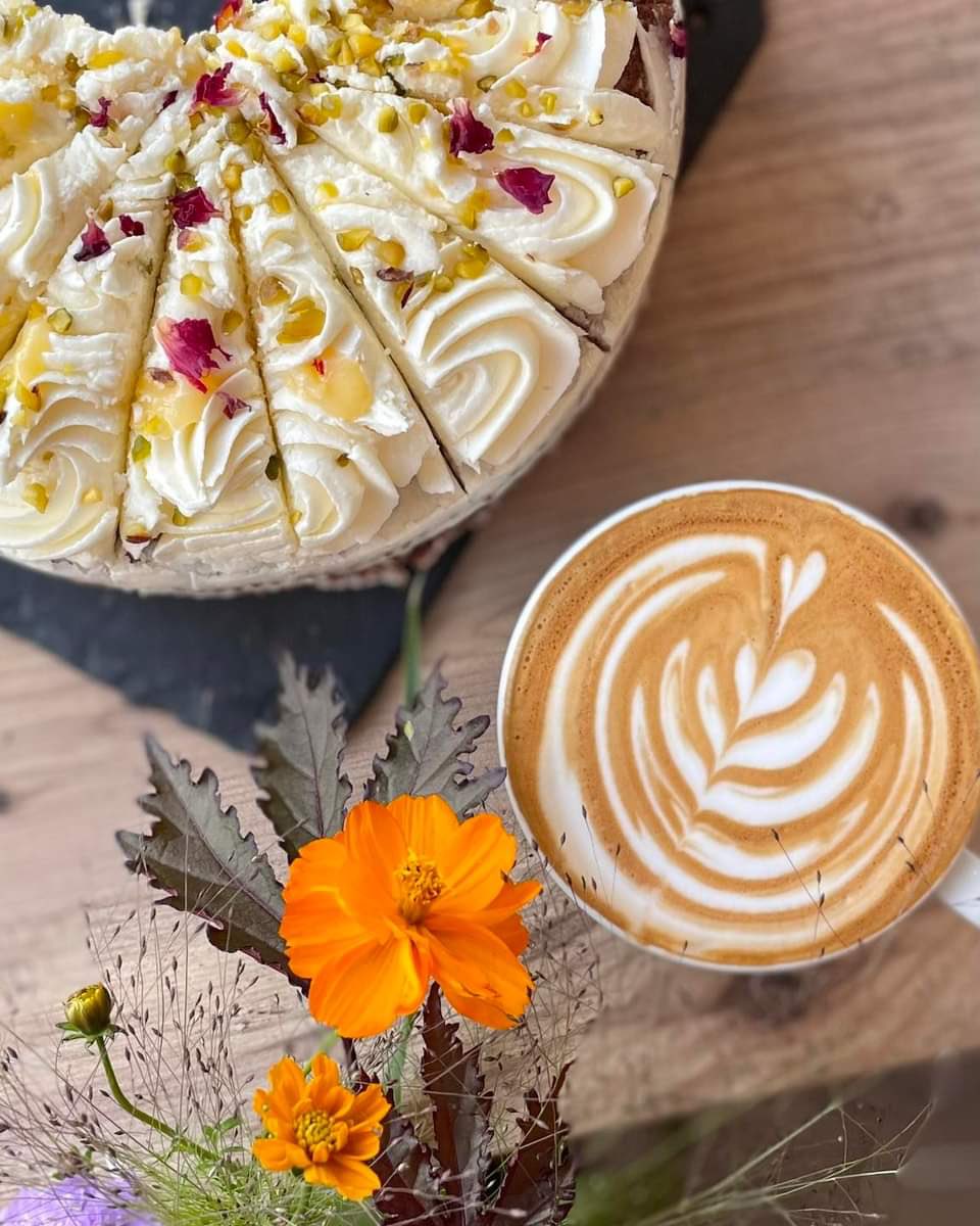 NWalesSocial's tweet image. #NWalesHour 
#LOCALCONNECT 

So happy I’ve got a meeting booked at #TheGathering aka @HomeOfGreatFood in Mold next week, just look at that cake 🍰😋👀 

Open 8am-5pm Monday - Saturday ☕️🥪⭐️