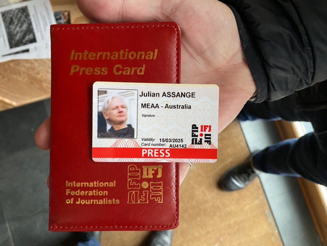 Stella_Assange's tweet image. Julian’s International Press Card.
#JournalismIsNotACrime #FreeAssangeNOW
@IFJGlobal @wikileaks @DefendAssange @DEAcampaign