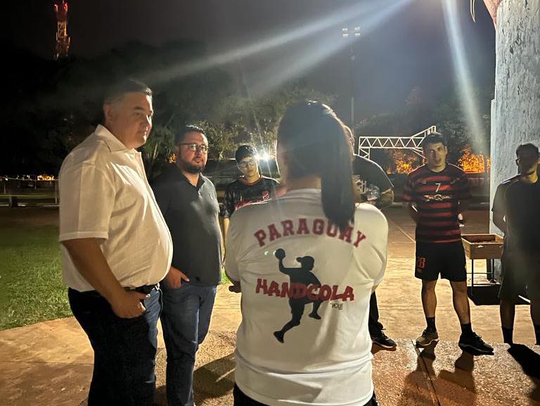 RodrigoRiosPY's tweet photo. Junto al futuro Diputado @tikigonzalezv  visitamos a los amigos de la Federación Minga de handball, que representarán a Minga Guazú en el Campeonato Nacional de Amambay.

Mi compromiso es con el deporte, la educación, salud y seguridad.

#Lista1 #RodrigoRiosConcejal #ANR https://t.co/rsBncOzOUt