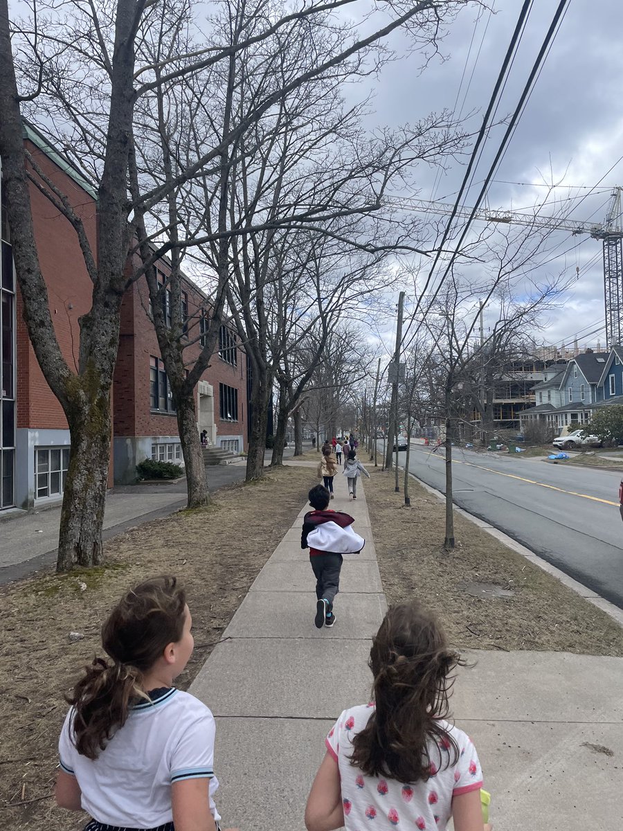 KidsRunClub_DNS's tweet photo. The KRC at @oxfordschoolhfx is always so well supported by staff and parents it rocks! Their runners are super enthusiastic and supportive of each other too. 🏃‍♀️🏃🏾🏃🏻‍♂️@HRCEHealthPromo https://t.co/zuekgDW4ud