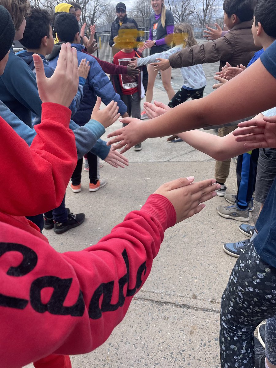 KidsRunClub_DNS's tweet photo. The KRC at @oxfordschoolhfx is always so well supported by staff and parents it rocks! Their runners are super enthusiastic and supportive of each other too. 🏃‍♀️🏃🏾🏃🏻‍♂️@HRCEHealthPromo https://t.co/zuekgDW4ud