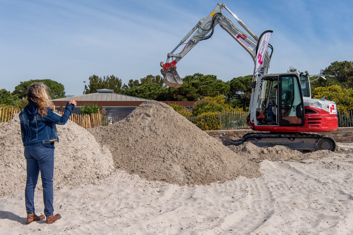 NBicais's tweet photo. Mardi, je me suis rendue sur la plage des Sablettes où l'opération de retroussement de sable a débuté. En 2021, nous avions utilisé cette nouvelle technique qui s'est avérée très concluante pour réensabler la plage de Mar-Vivo. Depuis nous répétons ce procédé chaque année. https://t.co/aHPTMy6z43