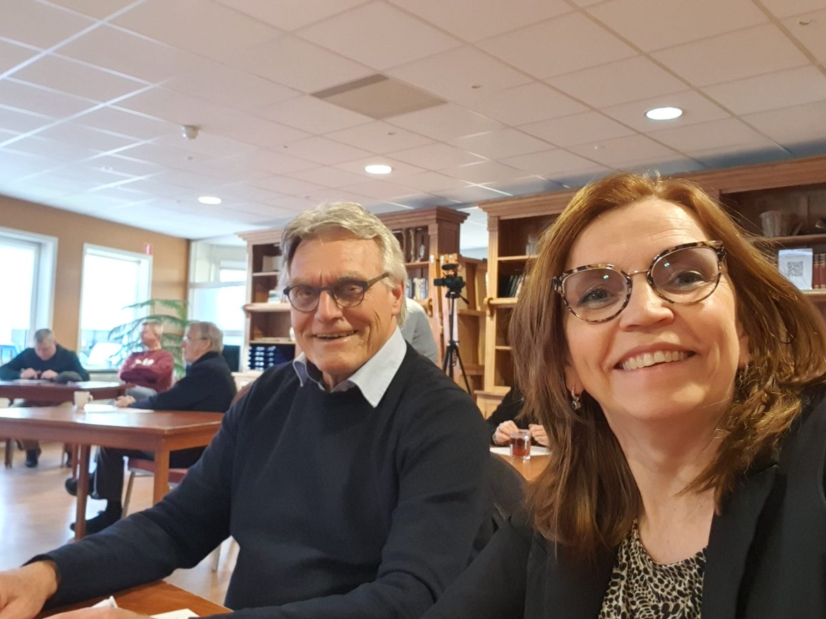 Tegear met 'n klaine twintig ândere deelnimmers, doen Gea Iedema en Dirk de Jong in St.-Anne met an 't Bildts diktee. De útslag folgt.