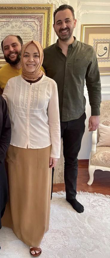 oguzzatsiz's tweet photo. İstanbul Sözleşmesinin boşanmaları artırdığını söyleyen hatta bu konuda kitap yazıp Erdoğan’dan ödül Hilal Kaplan,sağında duran kocasını boşayıp solunda duran arkadaşıyla evlendi. Topluma dayattıkları ne varsa tam aksini yaşıyorlar. https://t.co/svPrpxXbD2