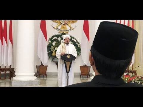 LiterasiRakyat's tweet photo. Siapa bilang saya tidak menjawab, ?, justru saya menjawab pertanyaan anda karena santun dalam menyampaikan komentar.
Ini sekaligus sebagai klarifikasi atas ribuan akun yang langsung saya blokir karena sudah bodoh, tak berahlak pula.

Saya coba jawab ya.
Supaya anda memahami dinamika politik yg terjadi dimasa kolonial Belanda menjadi rezim penguasa di negeri ini dulu, maka akan saya berikan sedikit gambaran tentang keadaan pada rezim dimasa kini.

Sebenarnya anda tak perlu terjebak  dengan fakta sejarah bahwa Habib Usman bin Yahya ditunjuk sebagai Mufti Batavia oleh Ratu Wilhelmina, mengapa..?
Anda kenal Habib Lutfi bin Yahya..?

Beliau adalah salah satu Habaib yang berada dalam lingkaran rezim saat ini. Beliau diangkat sebagai Anggota Dewan Pertimbangan Presiden. Padahal dimasa rezim saat ini kalangan Habaib di diskreditkan sedemikian rupa seakan-akan mereka adalah ekstrem kanan yang harus diwaspadai, intoleran, radikal, anti NKRI, dstnya dstnya.

Apakah Habib Lutfi bin Yahya disebut pengkhianat oleh para habaib lainnya yang berada diluar lingkaran rezim dan kelompok oposisi pemerintah..?. TIDAK..!!.

Anda tau mengapa..? 
Karena umat yang ta’dzim pada para Habaib dan Ulama itu tau dan sadar sesadar-sadarnya, bahwa keberadaan Habib Lutfi, perjuangannya, tindakan dan pikiran-pikirannya dalam lingkaran kekuasaan politik rezim telah menyelamatkan banyak hal buruk yang mungkin bisa terjadi pada bangsa dan negara ini.

Anda bisa melihat bagaimana polarisasi didesign sebegitu sistematisnya agar antara habaib dengan Nahdlatul Ulama dan organisasi-organisasi underbownya saling dibenturkan, diadu agar saling membenci satu dng lainnya.

Apa yang terjadi jika Habib Lutfi tidak berada disana…?
Tak perlu menunggu September untuk bilang bahwa kekuatan-kekuatan tanpa entitas Komunis dan Liberal akan bertepuk tangan menikmati baku hantam antar umat yang terjadi.

Mereka yang menuduh rezim ini dikuasai kelompok pro komunis sekalipun tak berani mengatakan Habib Lutfi menjadi pengkhianat karena membela kepentingan rezim, apalagi melabel sebagai pro komunis. Sekalipun beliau diberi Penghargaan, Gaji dan Jabatan dari rezim berkuasa.

Lalu mengapa untuk fenomena masa lalu dan masa kini yang nyaris serupa itu oleh pihak tertentu disikapi berbeda..?

Apakah mereka tak menyadari atau setidaknya memahami bahwa fenomena Habib Usman bin Yahya dimasa lalu lebih kurangnya mirip dengan fenomena Habib Lutfi di masa kini..?

Sebenarnya tau dan paham, namun syahwat politik kedengkian lebih mewarnai pikiran-pikiran kotor mereka terhadap kalangan Habaib.
Mereka jadikan fenomena-fenomena tersebut sebagai amunisi untuk menebar citra buruk pada habaib yang tidak kecil andilnya pada perjuangan kemerdekaan negeri ini.

Pada setiap masa, akan ada saja pandangan dan ijtihad dari kalangan ulama atau habaib yang membuat penguasa tersenyum karena merasa diuntungkan, namun bukan karena ijtihad mereka dibeli.

Habib Jindan bin Novel bin Jindan dalam sebuah ceramahnya pernah mengatakan, “Dakwah dengan cara menebar caci maki bukankah dakwah yang dicontohkan Nabi Muhammad SAW”. 
Hal yang sama juga terjadi kala Al-Habib Ali Aljufri menyampaikan fatwa bolehnya mengucapkan “Selamat Natal”.

Apa yang disampaikan keduanya tentu saja membuat kelompok Pro Liberal tersenyum gembira dan para pengasong radikal-radikul berjingkrakan.

Apakah kedua Habaib tersebut “dibeli” oleh penguasa ? Tidak.
Walaupun pendapat keduanya mungkin saja berbeda dengan pendapat jumhur ulama atau mayoritas habaib lainnya.

Pada dasarnya, propaganda kedengkian dan kebencian harus dilawan dengan kontra narasi yang mencerdaskan dan membuka wacana berpikir umat, karena jika umat yang sadar diam, maka kesesatan berpikir akan ditelan bulat-bulat oleh umat yg lengah dan dianggap sebagai sebuah kebenaran yang pantas diterima.

Retweet jika anda setuju!.