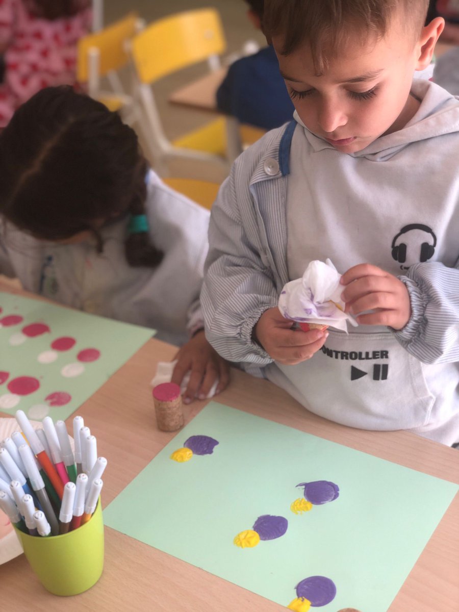 FEDACSalt's tweet photo. La primavera ha arribat i de molts colors hem pintat. Tot està ben florit i nosaltres ho hem colorit! Els artistes d'i4 hem posar color a l'arribada de la primavera🌸🌸🌸🌸 @escolesfedac #PassioXEducar #MésArt https://t.co/2QnvZIqs8L