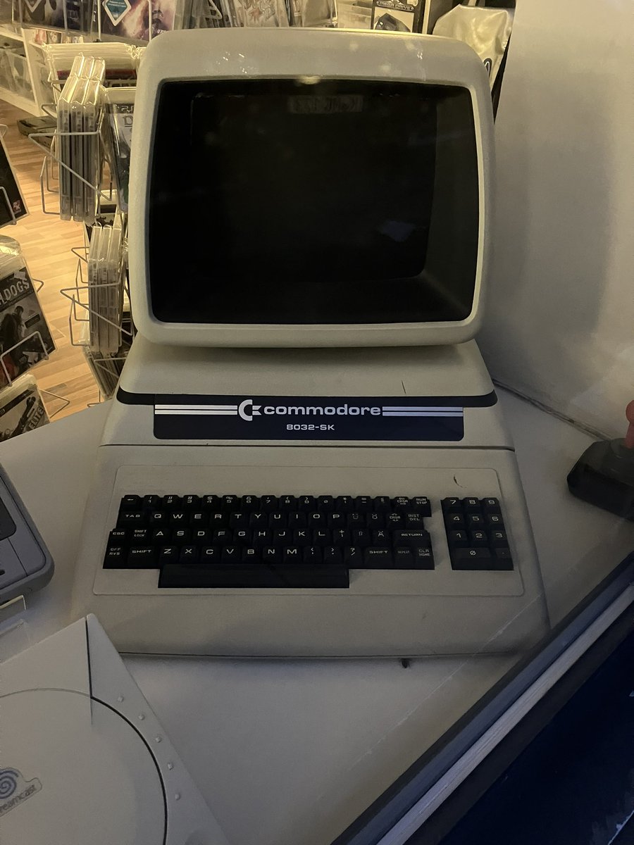 OldTechAdverts's tweet image. While walking around town, what did I spy in the shop window?

Wrong answers only please. 

#RetroComputing #CommodorePet