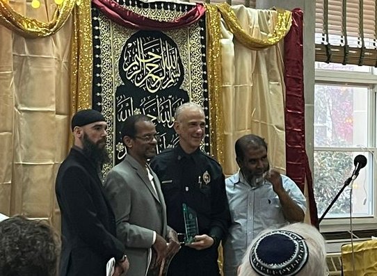 PghPolice's tweet photo. At the Islamic Center of Pittsburgh's annual Humanity Day award ceremony, Community Engagement Officer Dave Shifren received the award in recognition of his community service.

This year’s theme was praying for Health, Humanity and Hidayah (guidance).

Congrats Officer Shifren! https://t.co/Lrp3WiSRlg