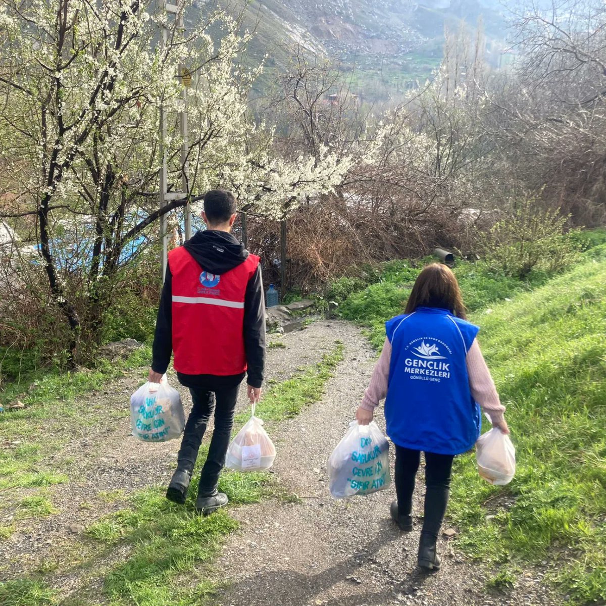 damlahakkari's tweet photo. "Sofralarda tatlı bir telaş, gönlümüzde farklı bir huzur var."
Ramazan ayı boyunca yürüttüğümüz Sofradan Kalbe Projemizden sahadan enstantaneler 🥳
Paylaştıkça daha güzeliz 🥰
@DamlaVolunteers
@gsb_eak @gonullufed @Gsb_Hakkarigm
#sofradankalbe
#damlahakkari https://t.co/o3w06Fnk9c