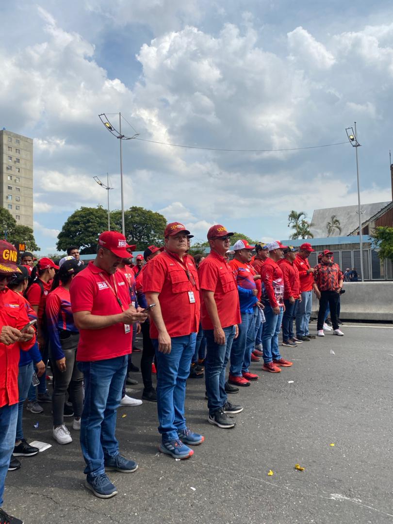 SENIAT_Oficial's tweet photo. En el día del Rescate de la Dignidad Nacional, trabajadores de @SENIAT_Oficial marchan para celebrar el rescate de la democracia, aquel #13Abr de 2002 y el retorno de su líder, el Comandante Hugo Chávez. #RebeliónCívicoMilitar #Todo11TieneSu13 https://t.co/XPGzotTBqi