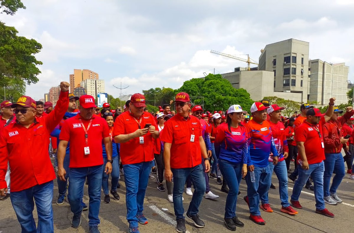 SENIAT_Oficial's tweet photo. En el día del Rescate de la Dignidad Nacional, trabajadores de @SENIAT_Oficial marchan para celebrar el rescate de la democracia, aquel #13Abr de 2002 y el retorno de su líder, el Comandante Hugo Chávez. #RebeliónCívicoMilitar #Todo11TieneSu13 https://t.co/XPGzotTBqi