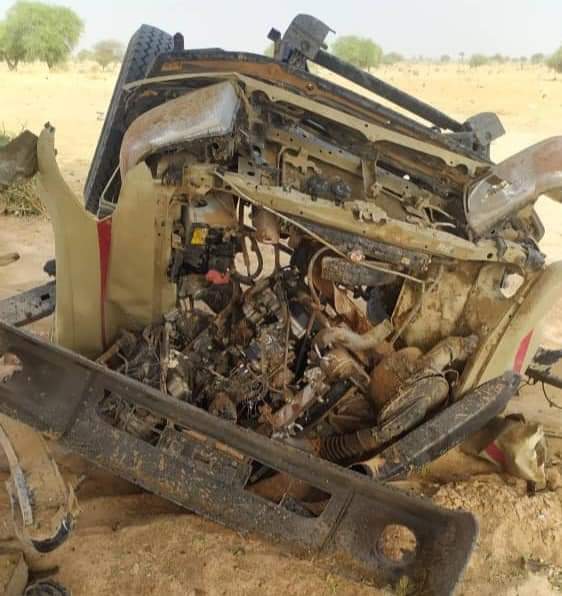 aboubacarybarma's tweet photo. #Niger #Diffa
Images chocs de l'impact d'un #EII #EID sur un véhicule de la Garde nationale du Niger #GNN qui a explosé ce jeudi aux environs de 15h à #Djalori, commune #Gueskerou faisant 3 morts et des blessés. #BokoHaram #Iswap https://t.co/Cv6Yp6H6jL