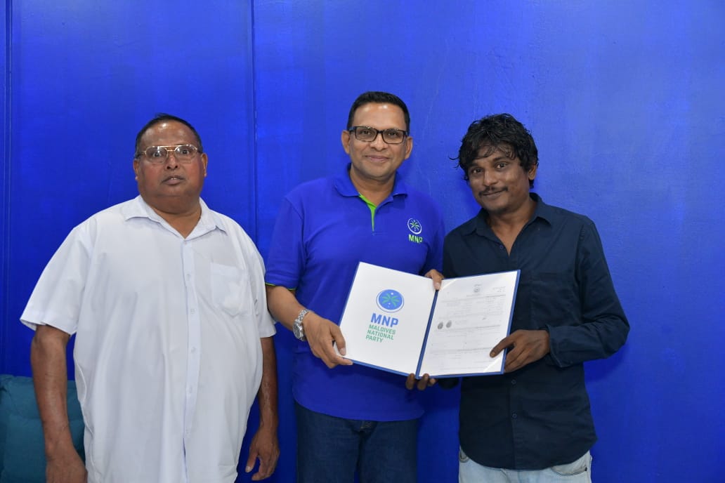 MNP_Secretariat's tweet photo. މިރޭ ކ.މާފުށިން އެމްއެންޕީއަށް ސޮއި ކުރި ފަރާތްތަކުގެ ފޯމް އެމްއެންޕީގެ ރައީސް މުހައްމަދު ނާޒިމް އާއި ހަވާލު ކުރުމަށް މާފުށި އެމްއެންޕީގެ ޖަގަހާއިގައި ބޭއްވި ބައްދަލުވުމުގެ ތެރެއިން
#FudhuntheriDhaairaAkah #Areef #Guraidhoo #Gulhi #Maafushi https://t.co/6uKvjuNStX