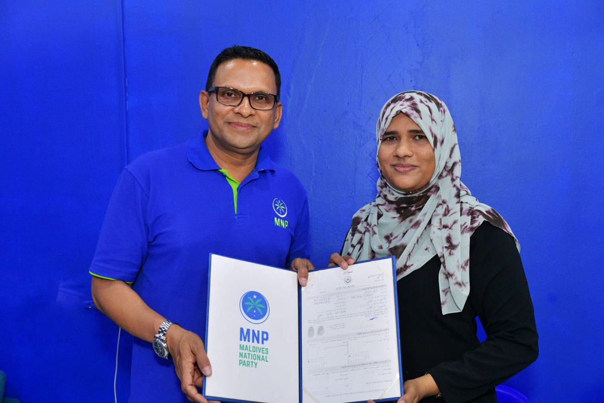 MNP_Secretariat's tweet photo. މިރޭ ކ.މާފުށިން އެމްއެންޕީއަށް ސޮއި ކުރި ފަރާތްތަކުގެ ފޯމް އެމްއެންޕީގެ ރައީސް މުހައްމަދު ނާޒިމް އާއި ހަވާލު ކުރުމަށް މާފުށި އެމްއެންޕީގެ ޖަގަހާއިގައި ބޭއްވި ބައްދަލުވުމުގެ ތެރެއިން
#FudhuntheriDhaairaAkah #Areef #Guraidhoo #Gulhi #Maafushi https://t.co/6uKvjuNStX