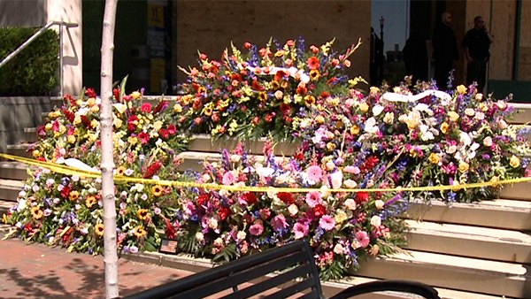New floral arrangements from Nanz and Kraft were placed in front of Old National Bank Thursday per a customer's special request. 💐❤️ Each arrangement is unique to the 5 victims lost to Monday's mass shooting.
bit.ly/3H4YIPR