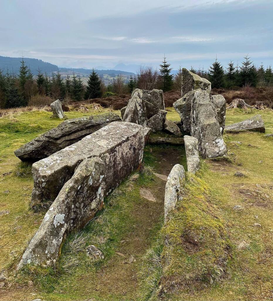 The Giants Graves are Neolithic burial chambers roughly 5,000 years old.

#giantsgraves #arran #scotland #scottishislands #vanlife #vanlifescotland #neolithic instagr.am/p/Cq_MGmhskAo/