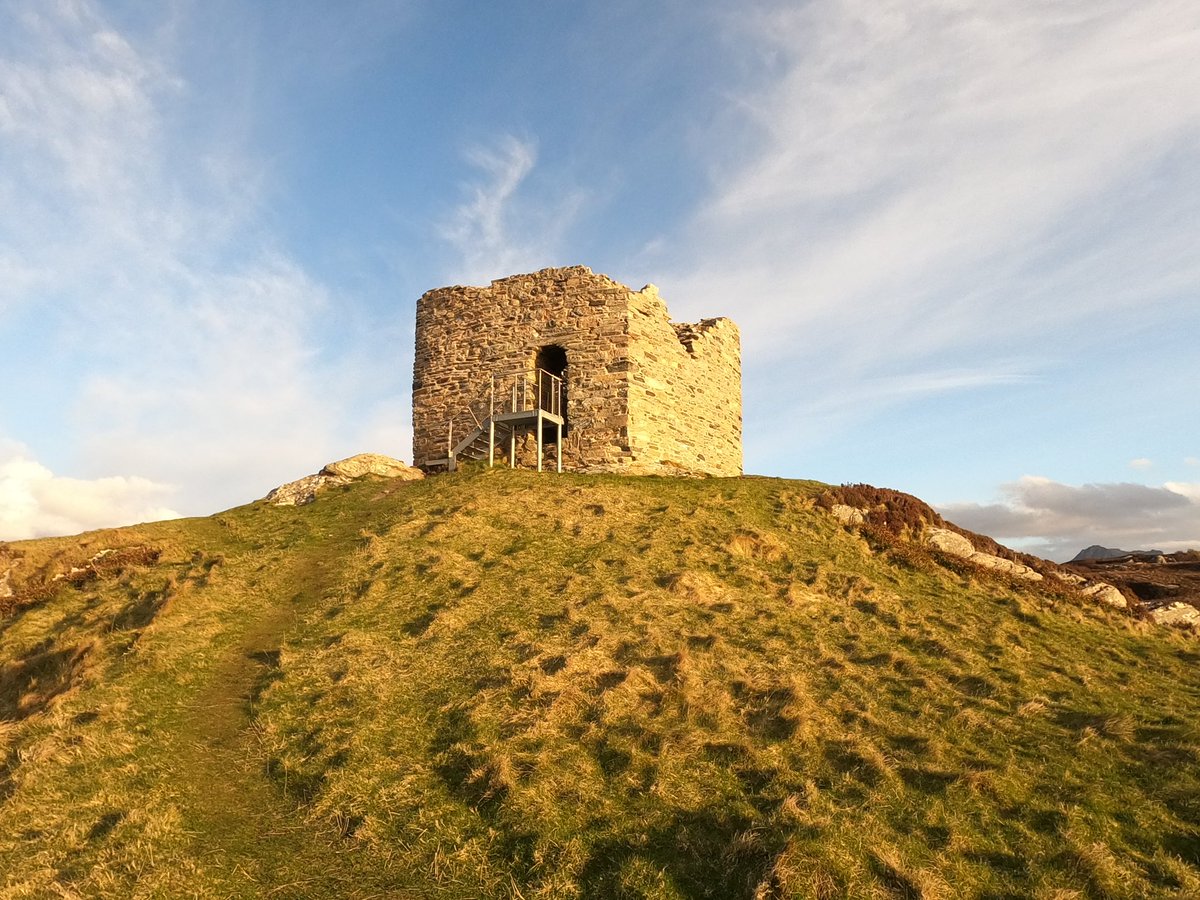 Geologists on a mission🌎
It wouldn’t be a geology trip if we didn’t go on our own mini excursion to see a pretty castle, watch the sunset and of course more rocks⭐️💛⛰️