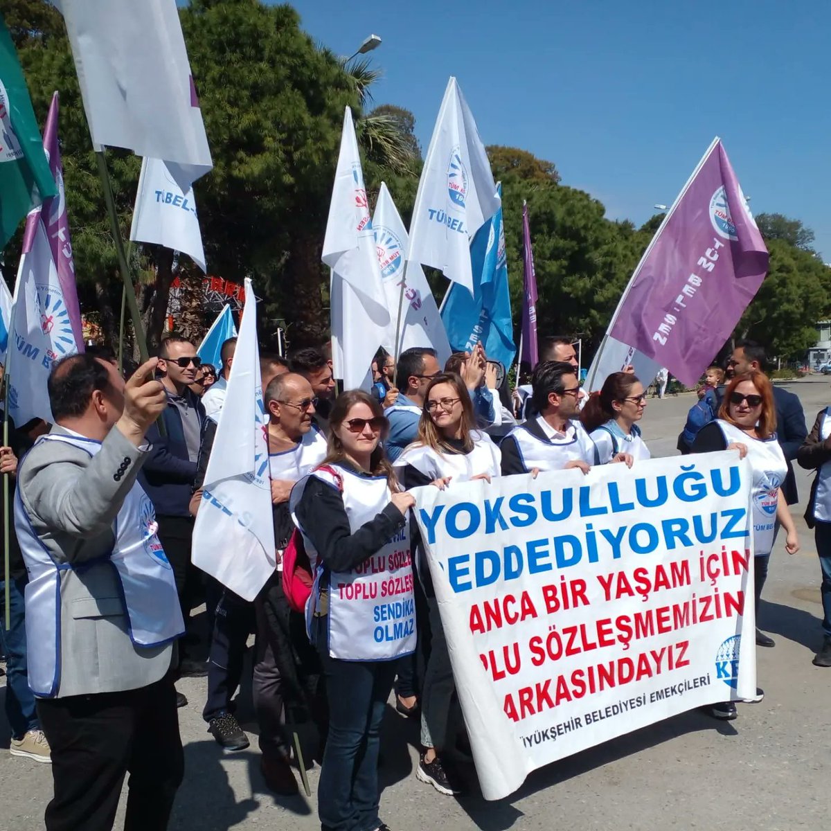 tumbelsenizmir1's tweet photo. YAŞASIN MÜCADELE, YAŞASIN DAYANIŞMA
İş bırakma eylemimizi İzmir'in dört bir yanından gelen emekçilerle Kültürpark'ta gerçekleştirdik. İzmir Sanat Başkanlık Ofisine alkışlarımızla, ıslıklarımızla, sloganlarımızla gerçekleştirdiğimiz yürüyüşümüz sonrası basın açıklamamızı yaptık. https://t.co/7At2fOpA9T