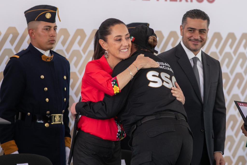 OHarfuch's tweet photo. En la administración de la Dra @Claudiashein, se ha incrementado en 54% el salario en @SSC_CDMX,hoy también se entregaron reconocimientos a compañeros y compañeras destacadas que se suman a los 159 mil reconocimientos entregados ya. https://t.co/DVTFv84MqD