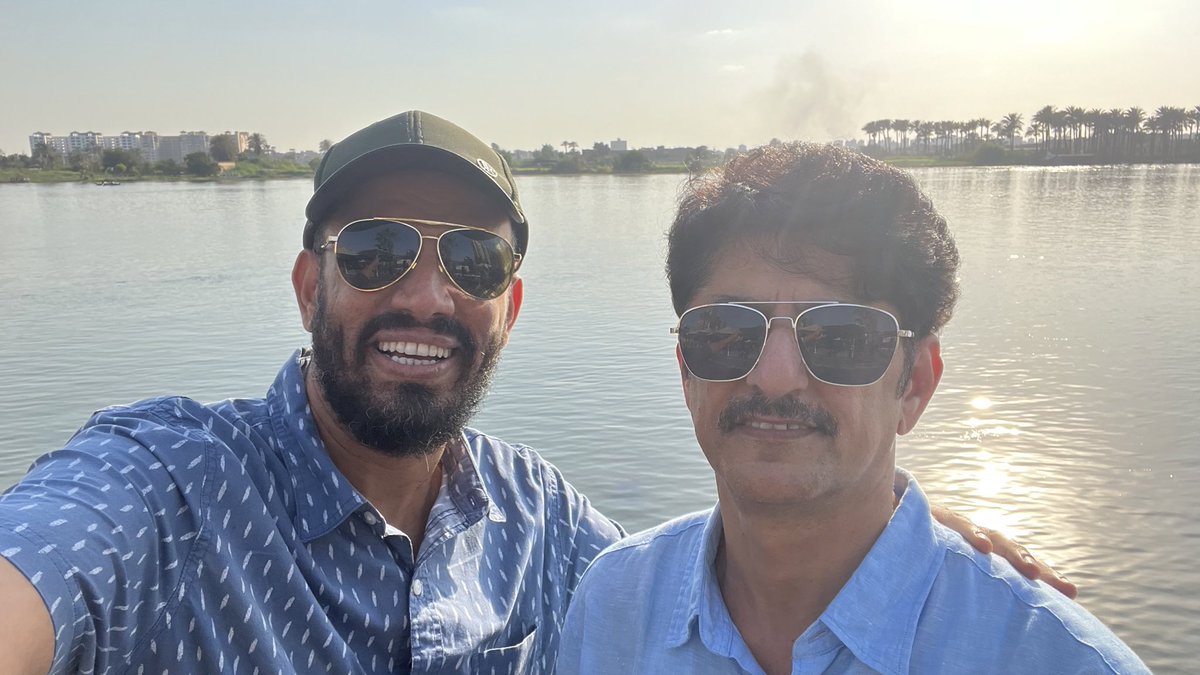 هنا مع أستاذي وأخي الكبير المدرسة الوطنية أحمد عمر بن فريد العولقي ، صورة ذكرني بها هاتفي الجوال ونهر النيل من خلفنا بمصر العروبة .
تحية لك أستاذي .