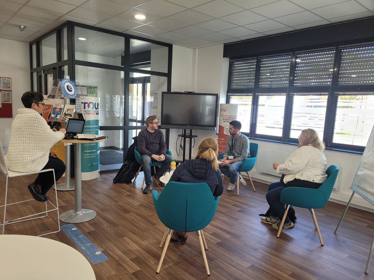 Ce soir, au @poleemploi_HDF de Bapaume, une table ronde a été organisée avec 3 ambulanciers du territoire. Deux objectifs : mieux identifier les attentes de ces employeurs et trouver ensemble des pistes de solution pour répondre à leurs besoins 👍 #OnEstLàPourVous  #Compétences