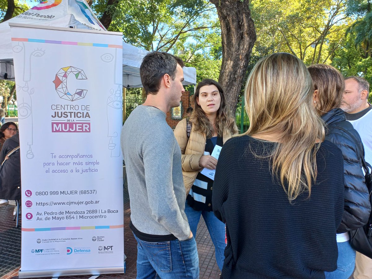 SilArndt's tweet photo. Desde la @defensoriaCABA estuvimos en @bacomuna7 conversando con los vecinos sobre violencia de género. 

➡️ Les compartimos guías de derechos y realizamos encuestas sobre esta problemática. https://t.co/Eh5mqdmNhp