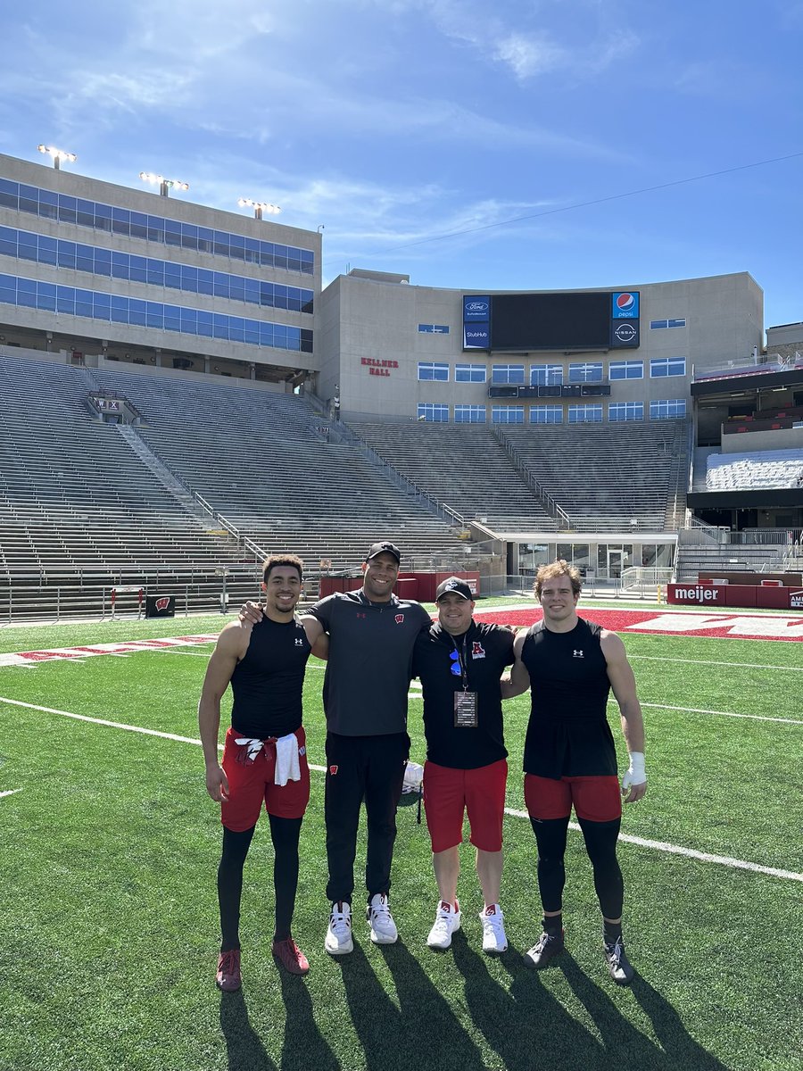 CoachHarris28's tweet photo. Amazing morning!!!! Thanks to @blackXsuperman for taking care of us today!!! https://t.co/3YC2fCSpwJ