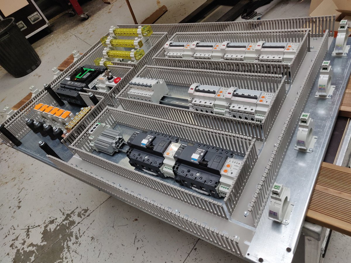 TruffyCM's tweet photo. Du coup, quoi de neuf ces derniers temps ?
Cette semaine c'est câblage et câblage a l'atelier, sauce câblage :
Armoires de distribution 63, 125 et 250A, et des coffrets 16 et 32A. https://t.co/nETQT19iM4
