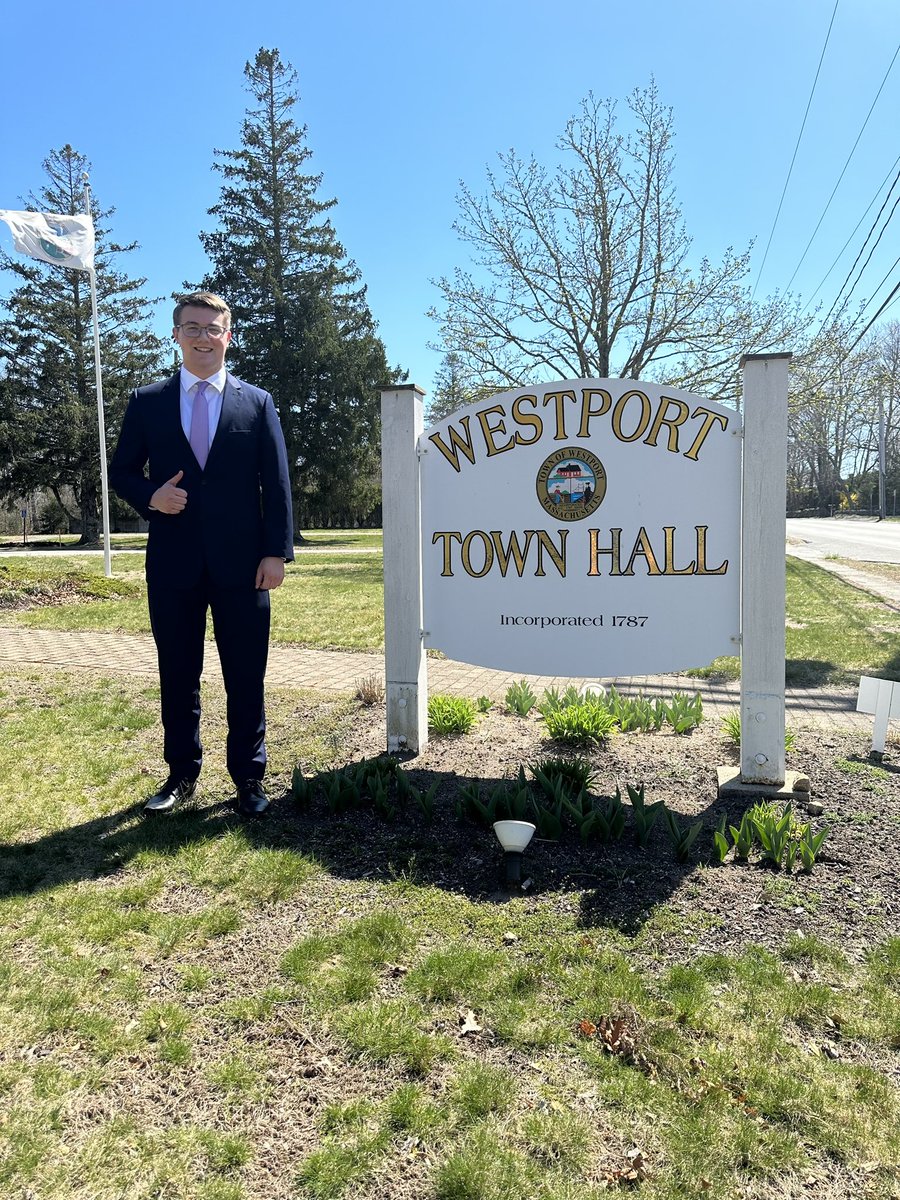 EvanForRep's tweet photo. Sworn in at Town Hall today! Looking forward to my first meeting tonight.

Grateful to Bernadette for her service to our town, and congrats to our new Clerk Kristin! https://t.co/9NVqHGX8Nx
