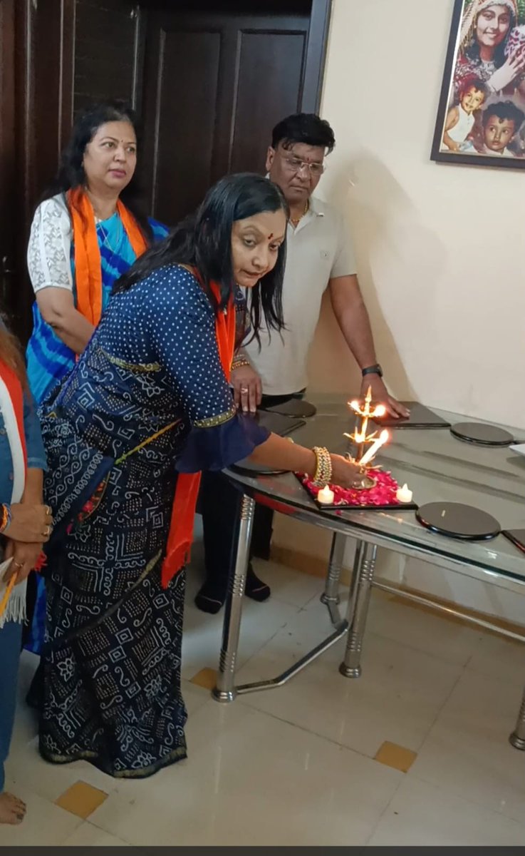 kiran_makadia's tweet photo. #Samrastann
સમાજીક સપ્તાહ સમાજીક સમરસતા ના ન્યાય સપ્તાહ ની ઉજવણી ની અંતરગત વોર્ડ નંબર 8 ના કોર્પોરેટર ડૉ.દર્શનાબેન પંડયા ના ઘરે દલિત સમાજ ના બહેનો અને આંગણવાડી ના બહેનોના પગ ધોઈ કંકુ ચોખાથી સ્વાગત કરી ફૂલડે વધાવી ભોજન કરાવવા માં આવ્યું હતું (1/2) https://t.co/cglhrFCI1K