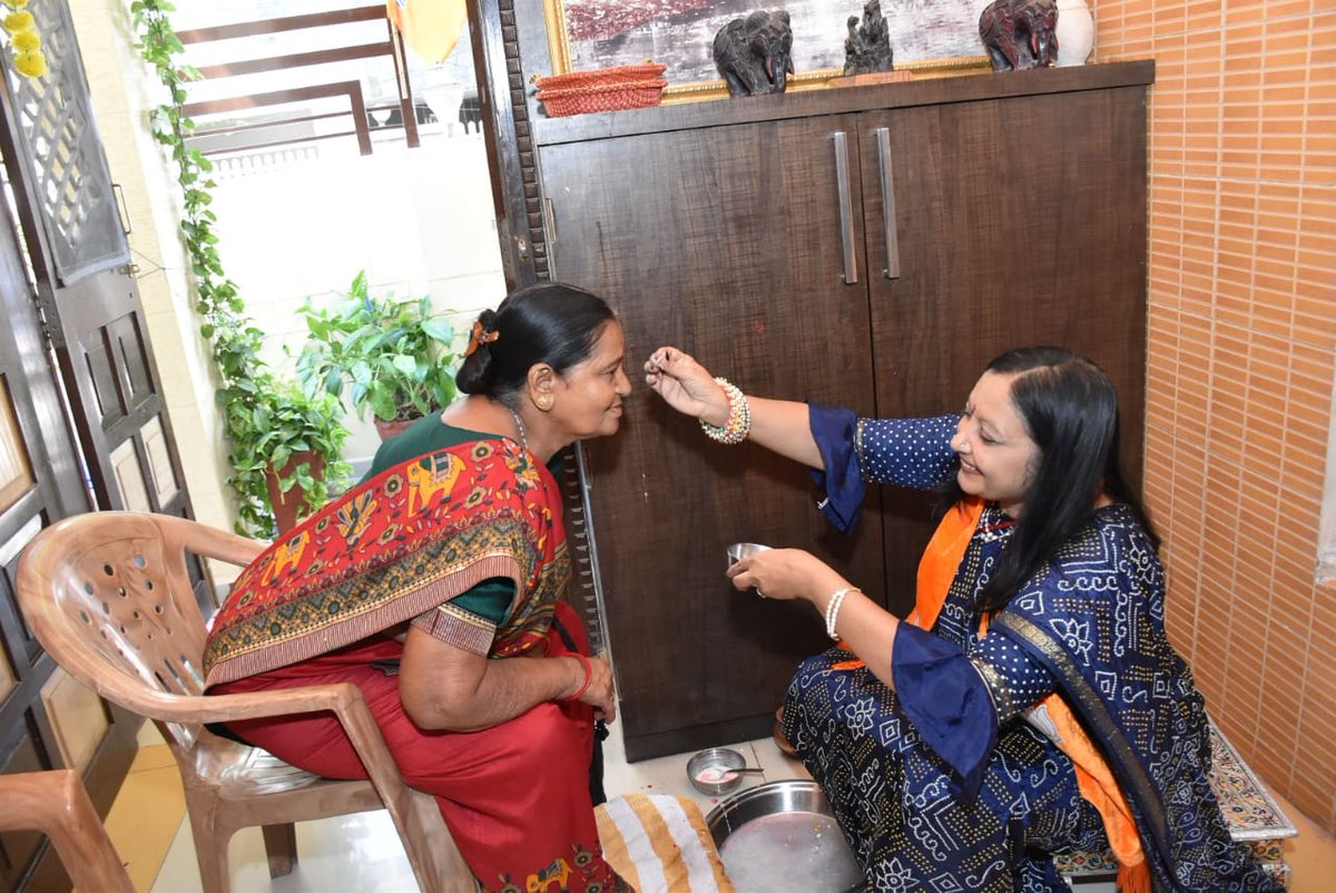 kiran_makadia's tweet photo. #Samrastann
સમાજીક સપ્તાહ સમાજીક સમરસતા ના ન્યાય સપ્તાહ ની ઉજવણી ની અંતરગત વોર્ડ નંબર 8 ના કોર્પોરેટર ડૉ.દર્શનાબેન પંડયા ના ઘરે દલિત સમાજ ના બહેનો અને આંગણવાડી ના બહેનોના પગ ધોઈ કંકુ ચોખાથી સ્વાગત કરી ફૂલડે વધાવી ભોજન કરાવવા માં આવ્યું હતું (1/2) https://t.co/cglhrFCI1K