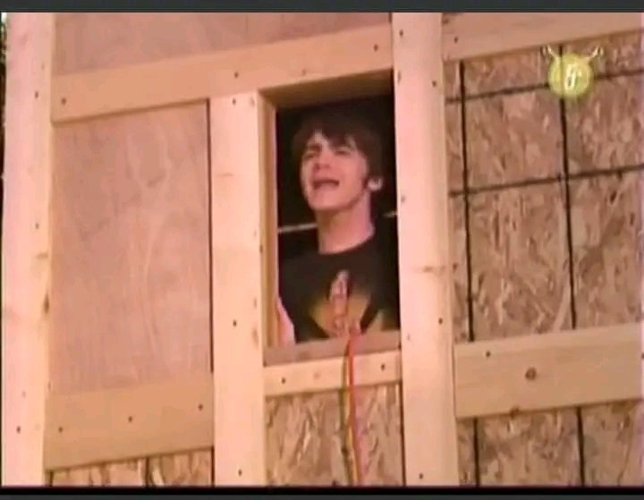 AvatarCruzor's tweet photo. Primeras imagenes de que Drake Bell estaba atrapado en la casa del árbol..🫠🤭🤣🤣🤣 https://t.co/h8XUsHSZP9